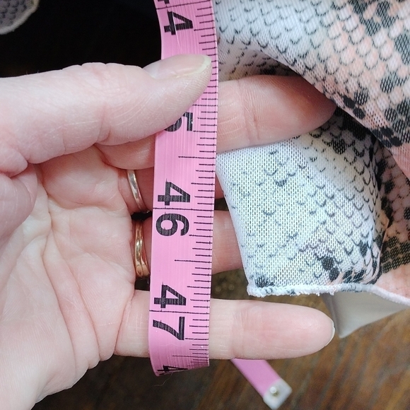 Snake skin look sheer women's one size fits all wrap - Picture 7 of 8